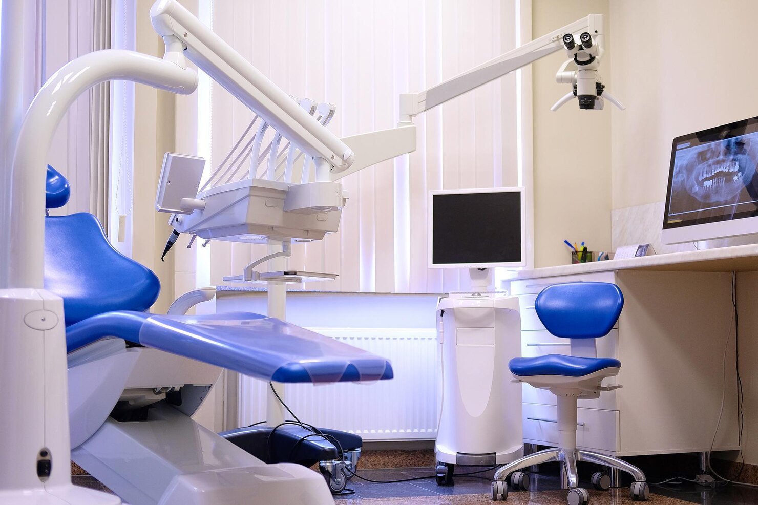 concept-interior-new-modern-dental-clinic-office-dental-equipment_613910-6062